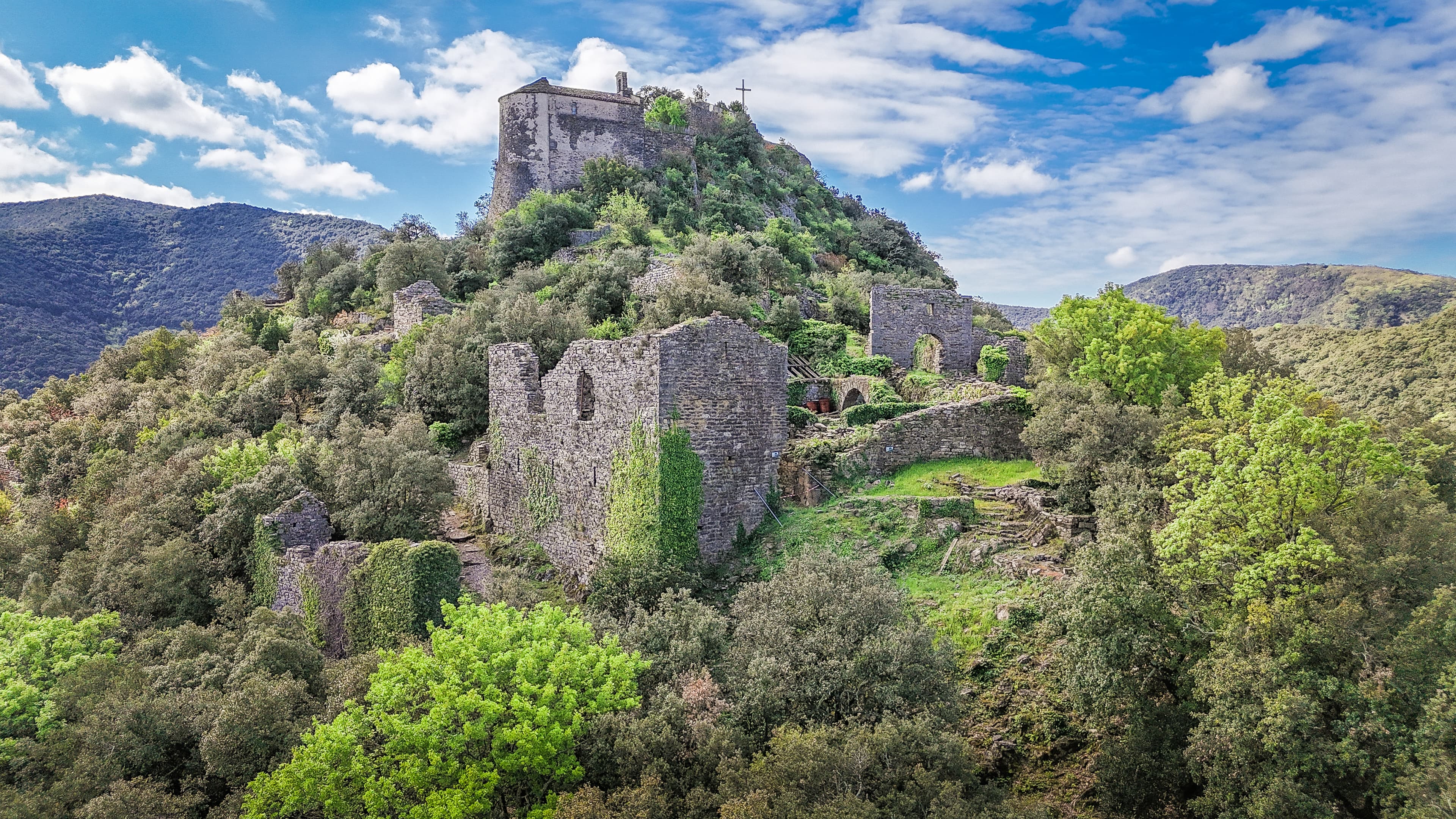 L'ensemble Saint-Michel-de-Mourcairol dans les hauteurs de Aires dans l'Hérault