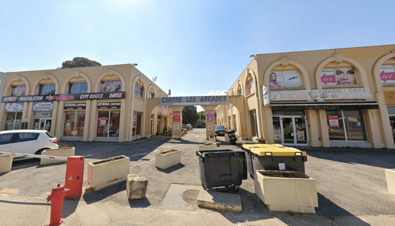 Plusieurs commerces, une salle de sport et la MJC se trouvent aux Arcades. © Google maps