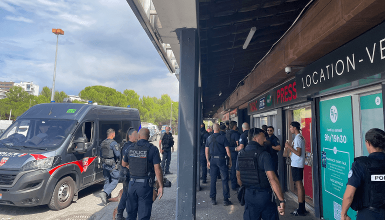 Une soixantaine de policiers et CRS ont bouclé le centre commercial Saint-Paul à Montpellier ©L.B/Hérault Tribune