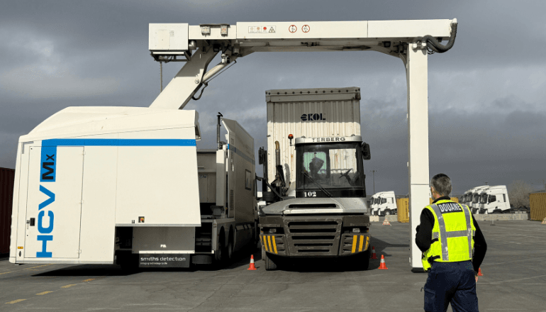 Le camion scanner contrôle une remorque sur le port de Sète le 13 novembre. © T.O / Hérault Tribune