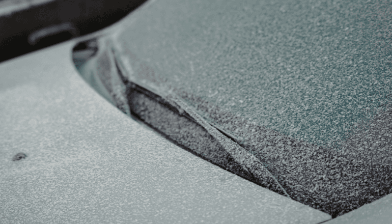 Le pare-brise givré d'une voiture ©Horia Ionescu's Images