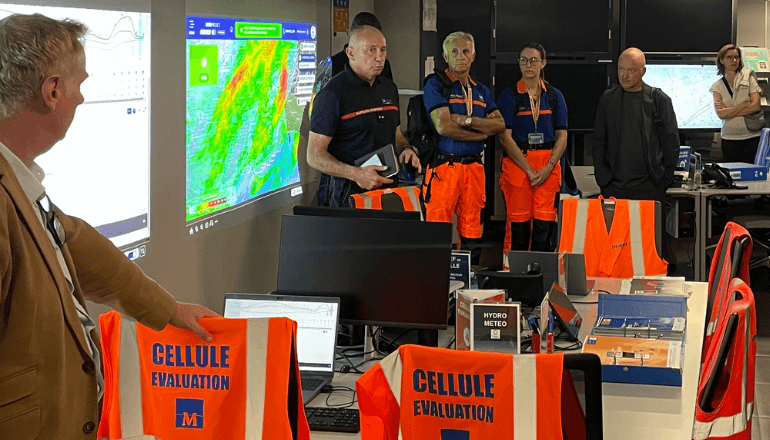 Élus et membres de la sécurité civile présentent les risques majeurs sur la Métropole. © L. T.