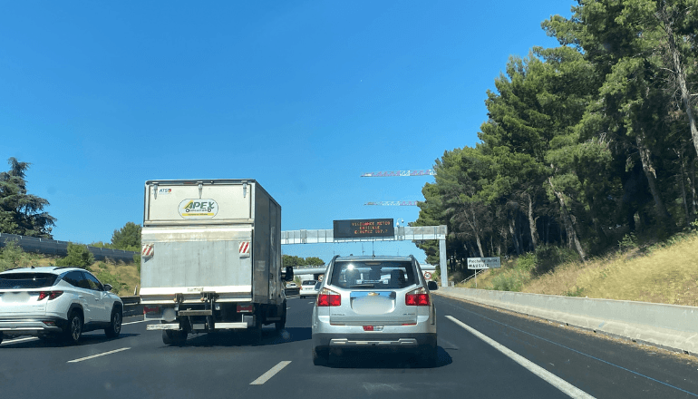 Les voitures radar sillonnent les routes et autoroutes du département depuis le début du mois de juillet 2025. © illustration T. O. / Hérault Tribune