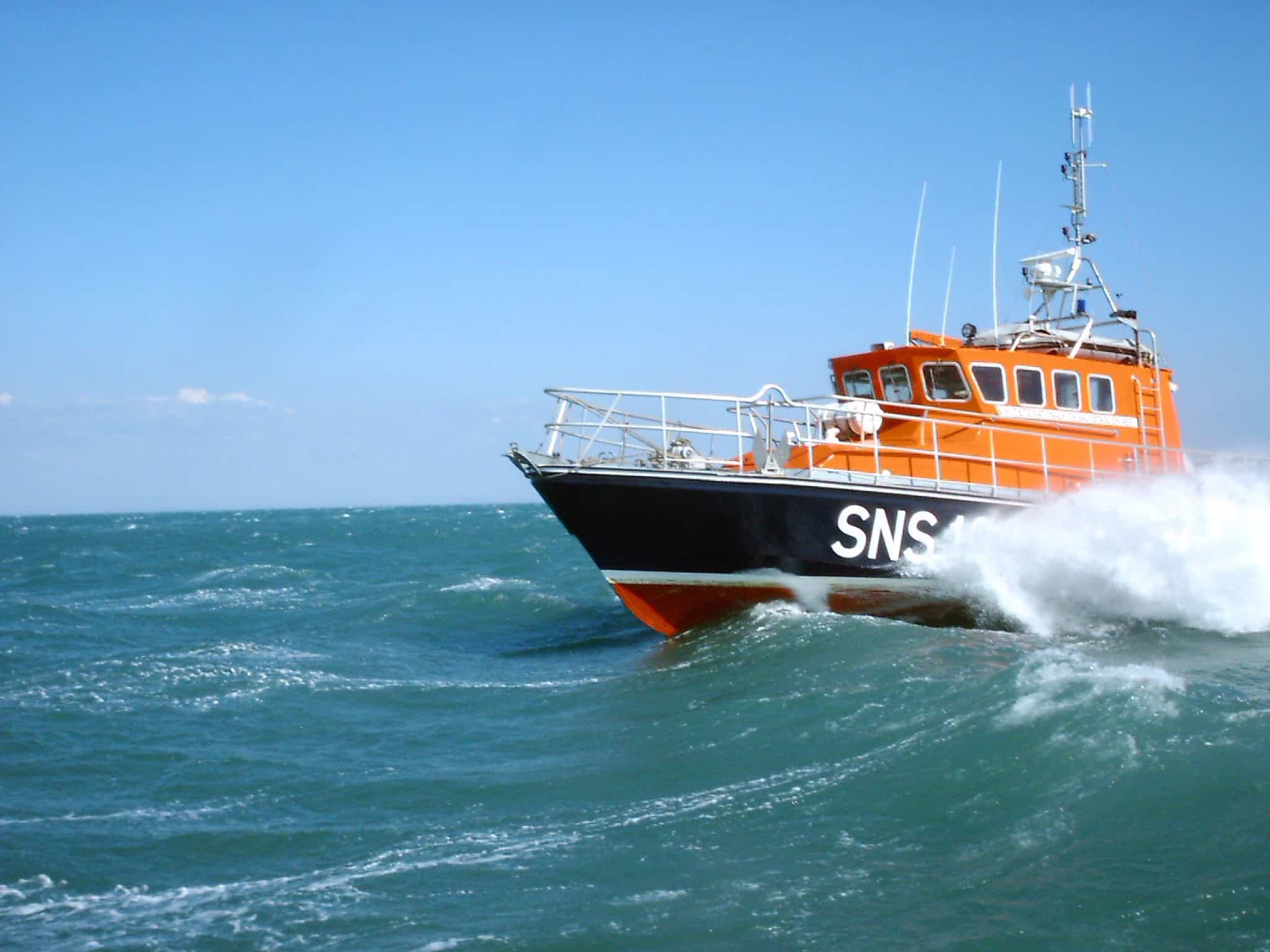 Illustration navire de la SNSM en opération de sauvetage © SauveteursenMer