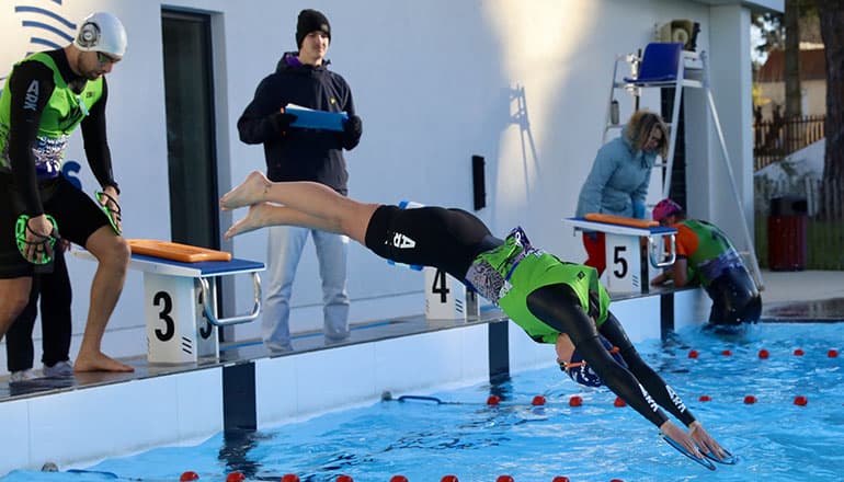 Le Nadal Swimrun est une compétition mêlant course à pied et natation. ©DR