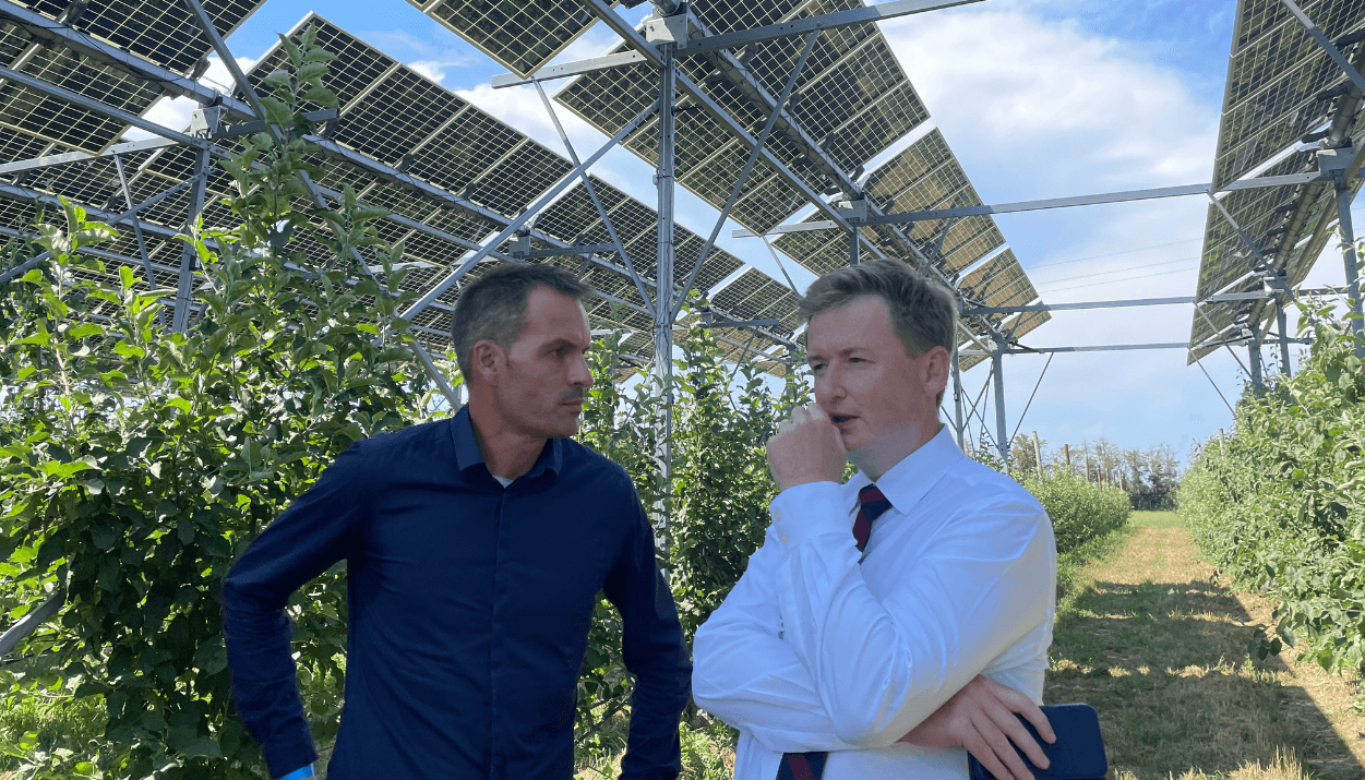 Sous les panneaux photovoltaïques de Marsillargues, François-Xavier Lauch, préfet de l'Hérault et Antoine Hantz, responsable région développement à EDF Power Solutions Montpellier ©G.G/Hérault Tribune