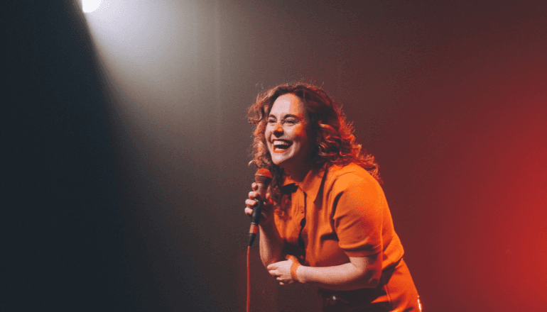 L'humoriste Swann Périssé sera le 9 janvier 2026 à Palavas. © Marie Flament