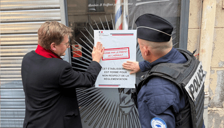 Ce mardi 16 décembre, le préfet de l'Hérault a fait démonstration des nouvelles affiches pour "stigmatiser" les commerces soupçonnés de blanchiment. © C. D. / Hérault Tribune