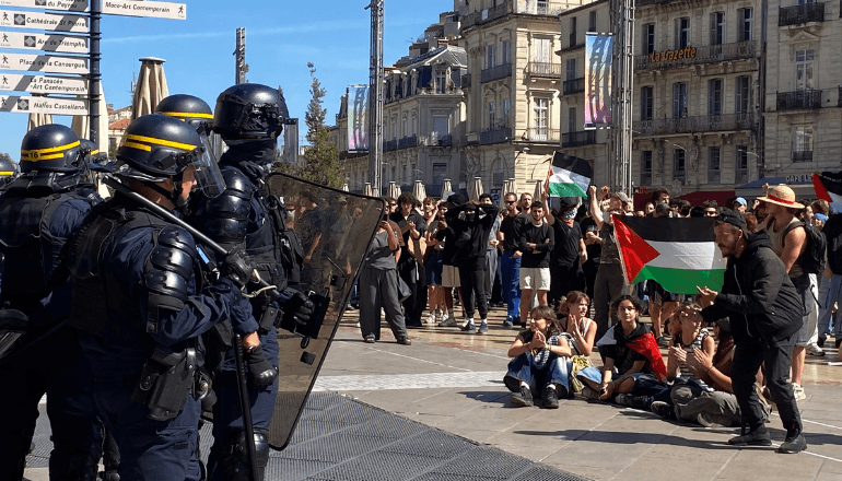 Face à face entre les CRS et des manifestants le 18 septembre 2025 place de la Comédie à Montpellier. © T.O / Hérault Tribune