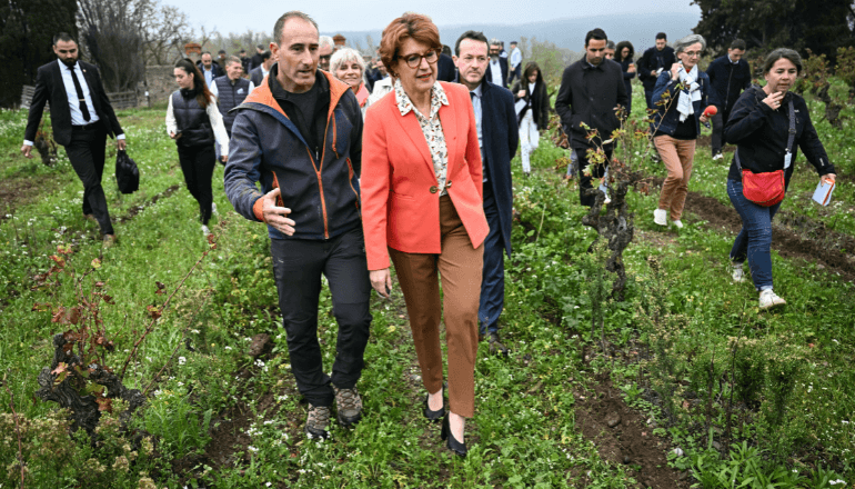 La ministre de l'Agriculture, Annie Genevard (au centre), s'entretient avec un vigneron à Fabrezan, dans l'Aude, mardi 5 novembre 2024 © Lionel Bonaventure / AFP.