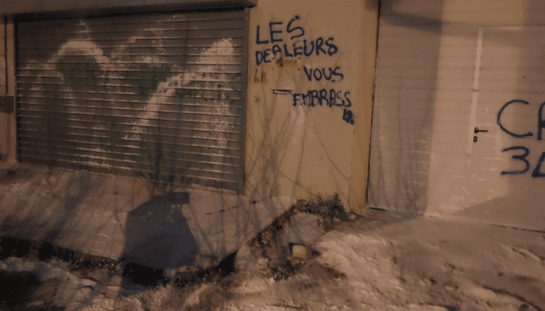 Des membres de la Coordination rurale de l'Hérault ont déversé de la farine et du plâtre devant les locaux de l'OFB à Pérols, Grabels et Bédarieux le 19 janvier. © CR34