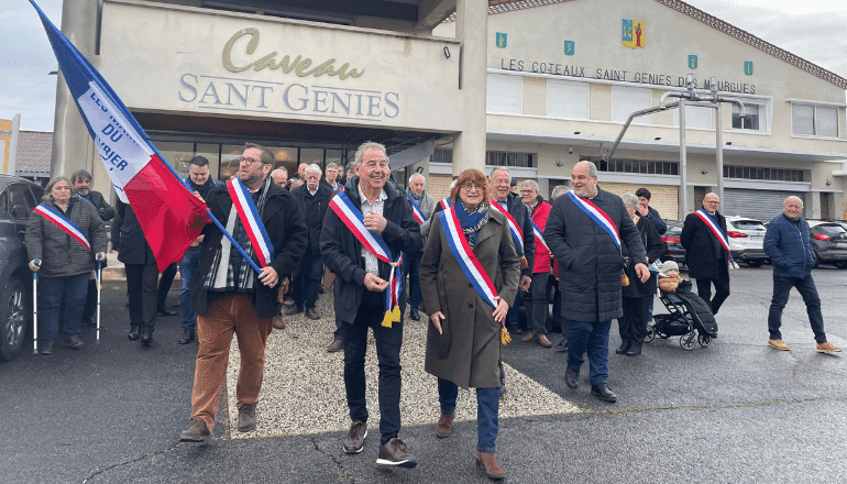 Départ du cortège des maires, direction la stèle pour le renouvellement du Serment d'Assas à Saint-Géniès-des-Mourgues © L. B. / Hérault Tribune.