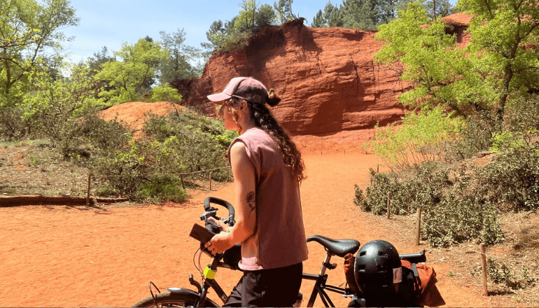 A 23 ans, Floriane Souchon parcourt l'ouest de la France à vélo, à la découverte des exploitations agroécologiques. © DR