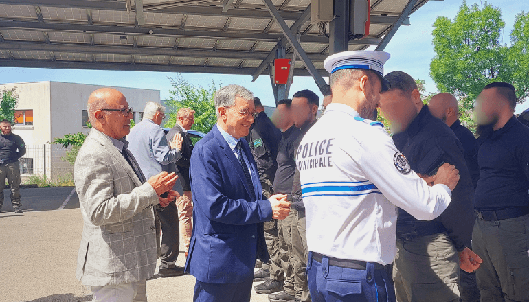 Michel Calvo, président d’ACM Habitat et Jérémie Bargel, directeur de la police municipale, remettent l’écusson à la nouvelle équipe. © L. B. / Hérault Tribune